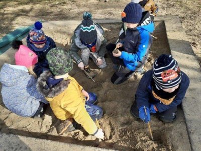 Paleontologické hřiště na zahradě ŠD