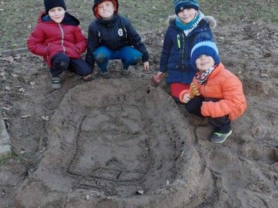 Na zahradě ŠD stavba z písku