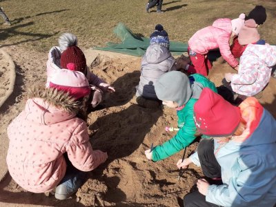 Paleontologické hřiště na zahradě ŠD