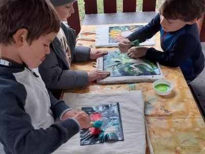 kreslení na textil v altánu