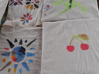kreslení na textil v altánu
