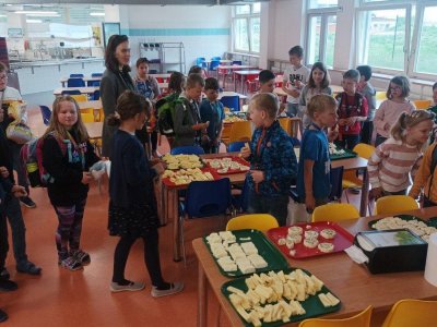 Ochutnávku sýru v rámci projektu Mléko do škol si žáci užili plnými doušky