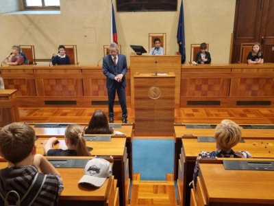 Třída 4.D a zástupci školního parlamentu na zkušenou v senátu