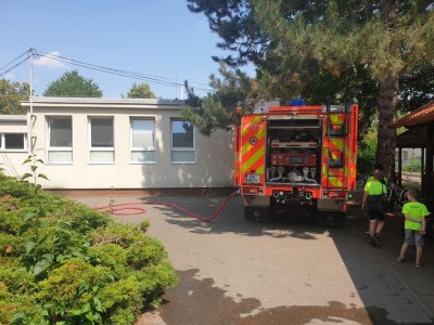 V tropických vedrech nám se zahradou pomáhají kbelští hasiči