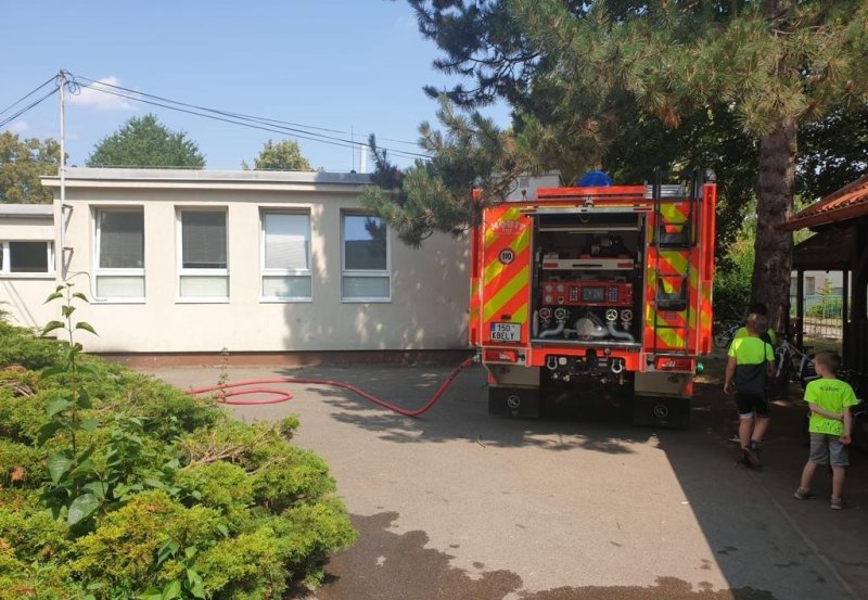 V tropických vedrech nám se zahradou pomáhají kbelští hasiči