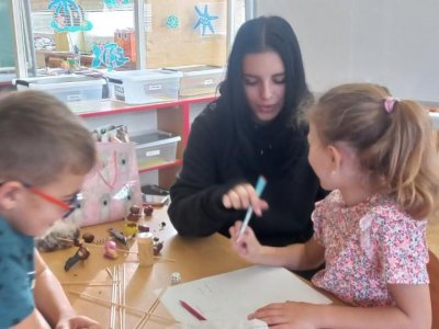 Společné tvoření: Deváťáci se opět věnovali prvňáčkům
