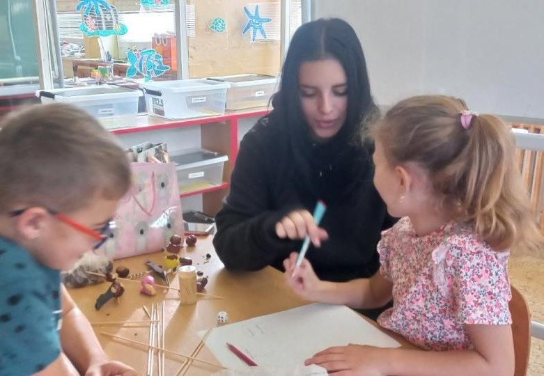 Společné tvoření: Deváťáci se opět věnovali prvňáčkům