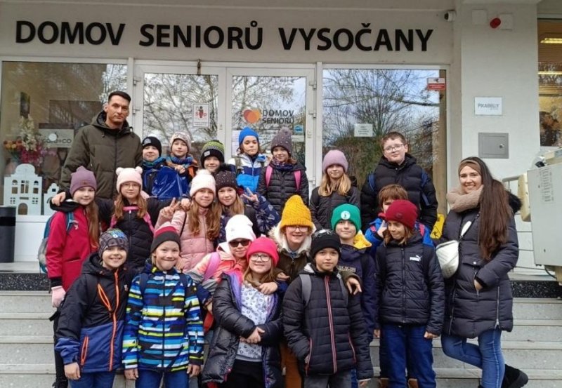 Naši žáci potěšili vysočanské seniory nejen hraním her, ale i dárky