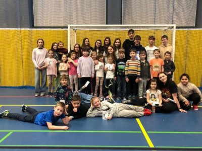 Společná hodina tělesné výchovy dětí z 1.B a jejich patronů z 9.B