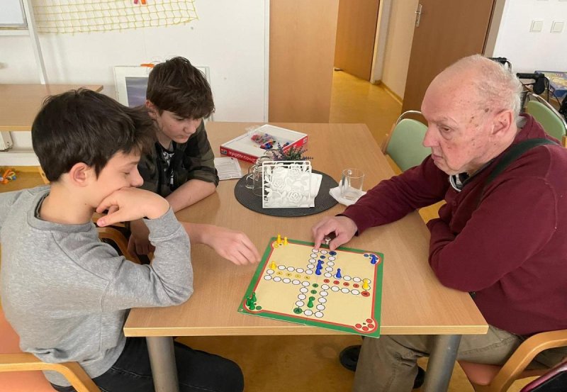 Obejmi hrou v podání třídy 6.D se povedl, došlo i na divadelní představení