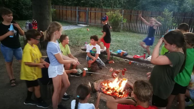 Začátek školního roku ve znamení her a přespání pod širákem