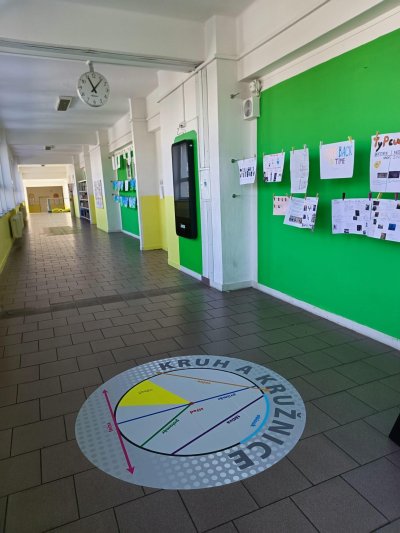 Nové barevné polepy na chodbách