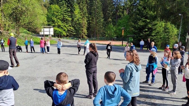 4. B, 4. C, 4. E a 5. A vyrazily na školu v přírodě