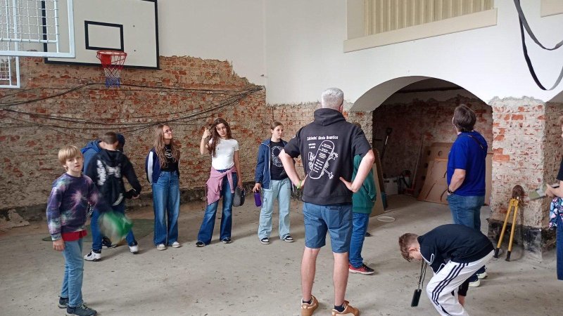 Zástupci školního parlamentu a další děti navštívili školu v Branticích