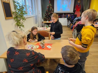 Třída: 4. D Vánoční Obejmi hrou