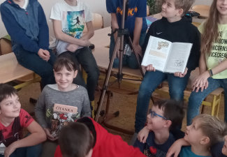 PRVNĚ PŘED KAMEROU