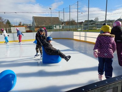 Děti z družiny si užívaly umělého kluziště na Spartaku