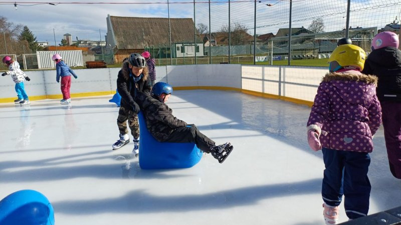Děti z družiny si užívaly umělého kluziště na Spartaku