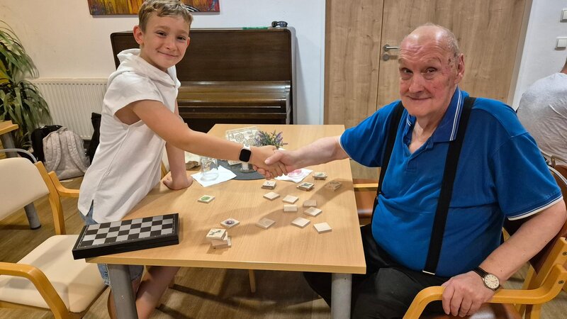 Žáci 4. A a vysočanští senioři završili letošní školní mezigenerační setkávání
