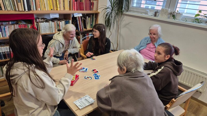 Společné aktivity žáků a seniorů poběží i v tomto školním roce