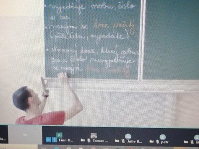 Ten se u té tabule teda krčí :)